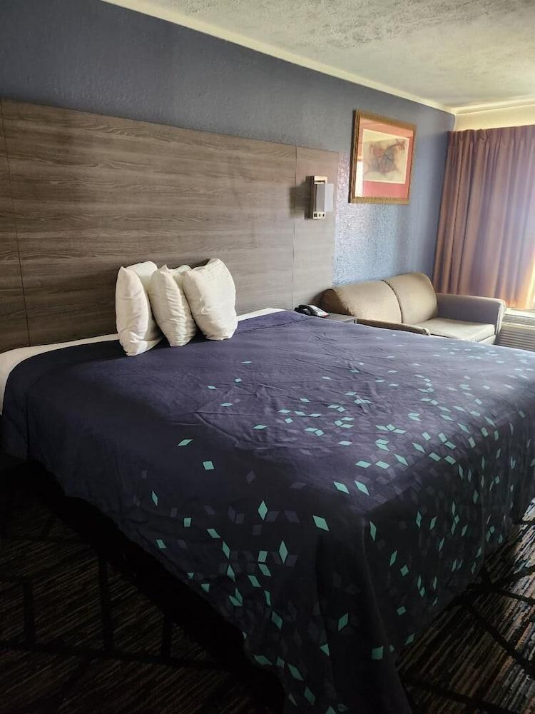 Americas Best Value Inn Forest photo 13