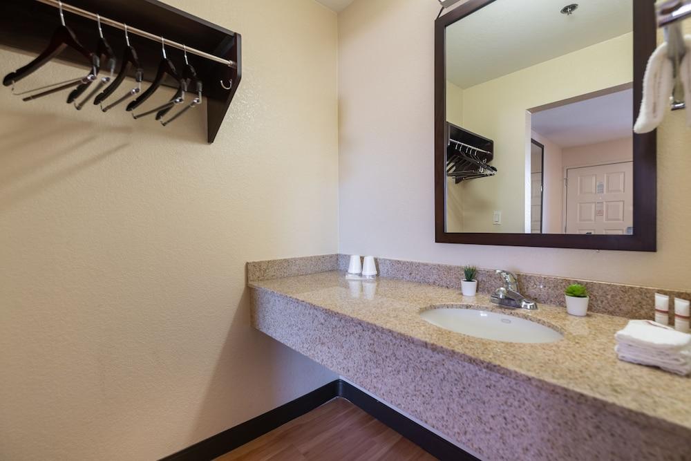 Sacramento Inn & Suites photo 10