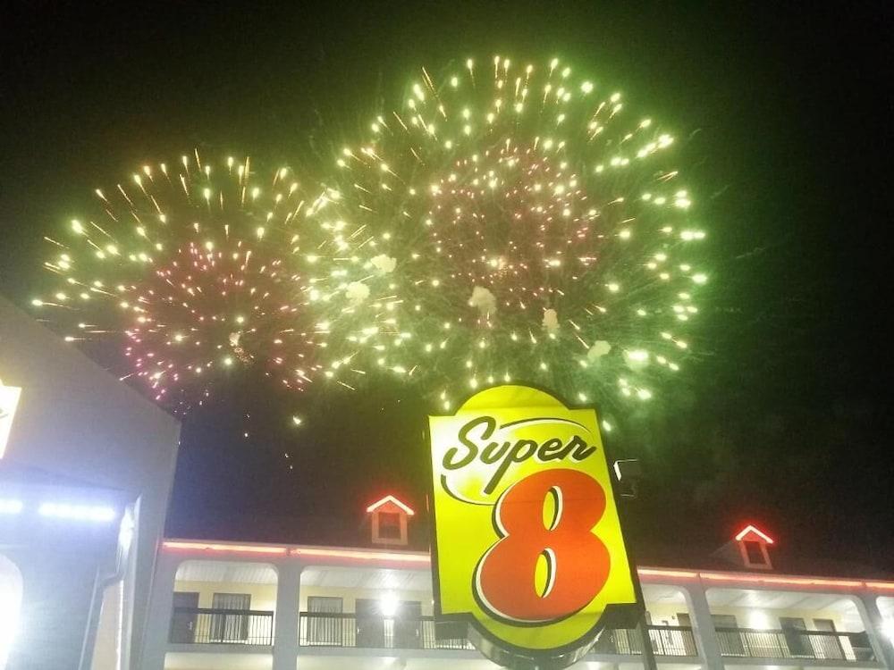 Super 8 by Wyndham Pigeon Forge Dollywood Lane photo 32