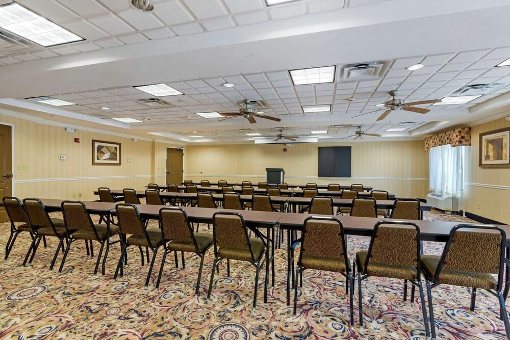 Comfort Suites Savannah North I-95 photo 16