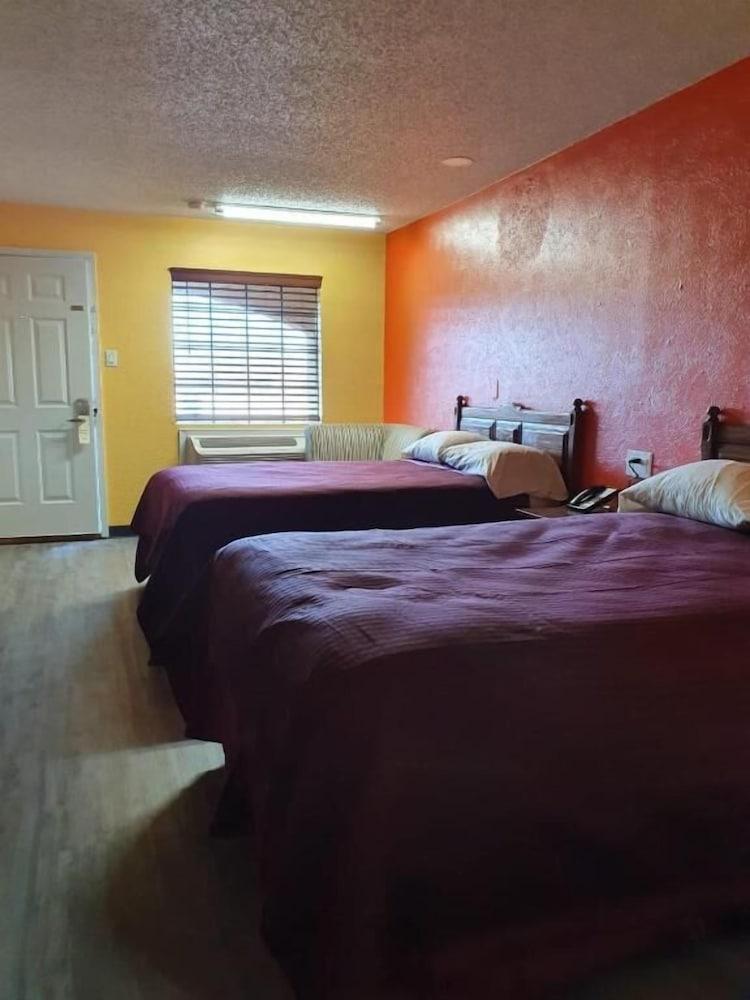 Chaparral Motel photo 16