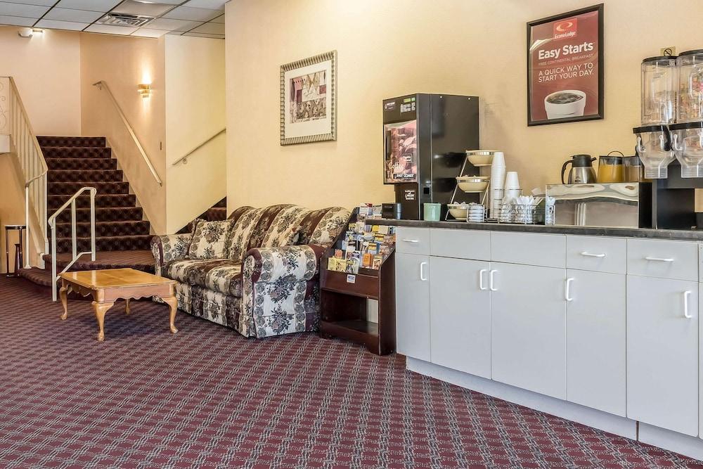 Econo Lodge Reading Airport photo 32