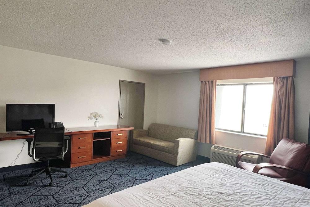 Baymont by Wyndham Columbia, MO photo 8