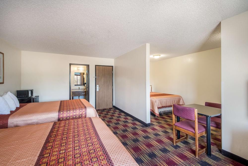 Americas Best Value Inn & Suites Harrisonville photo 13