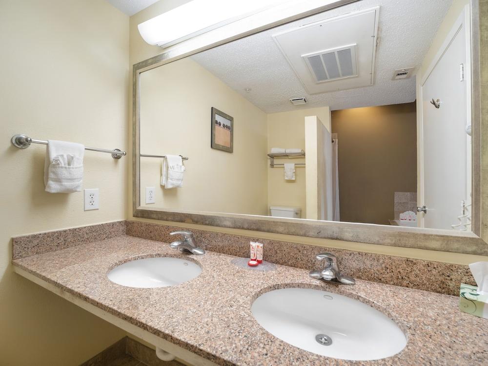 Baymont by Wyndham Houston North photo 68