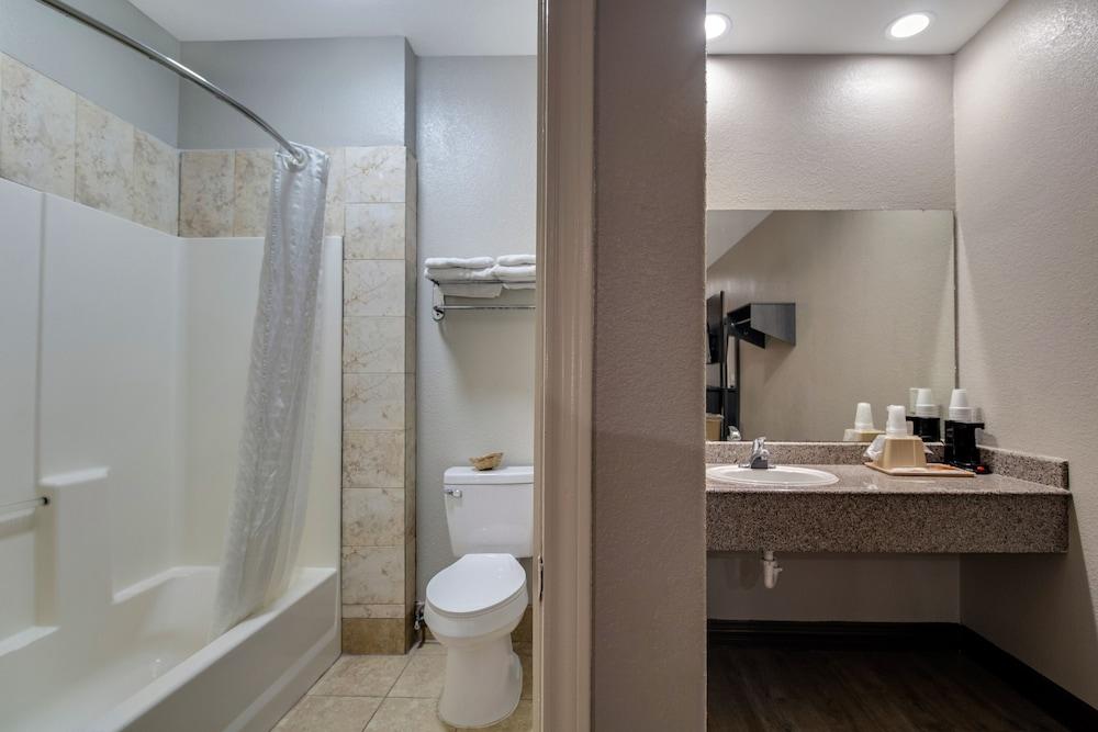 Executive Inn & Suites photo 2