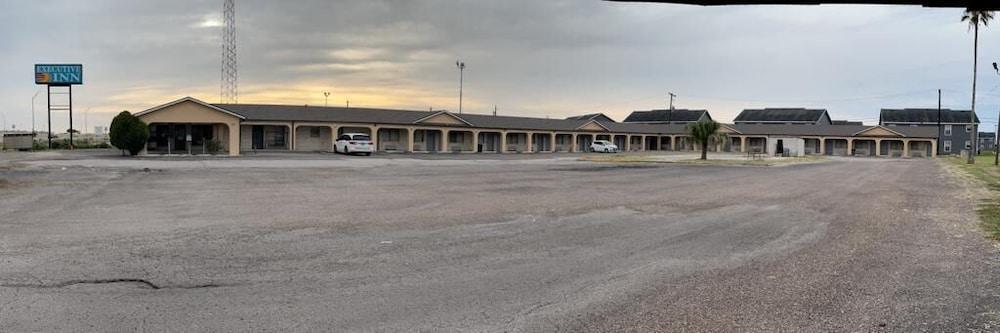 Executive Inn photo 1