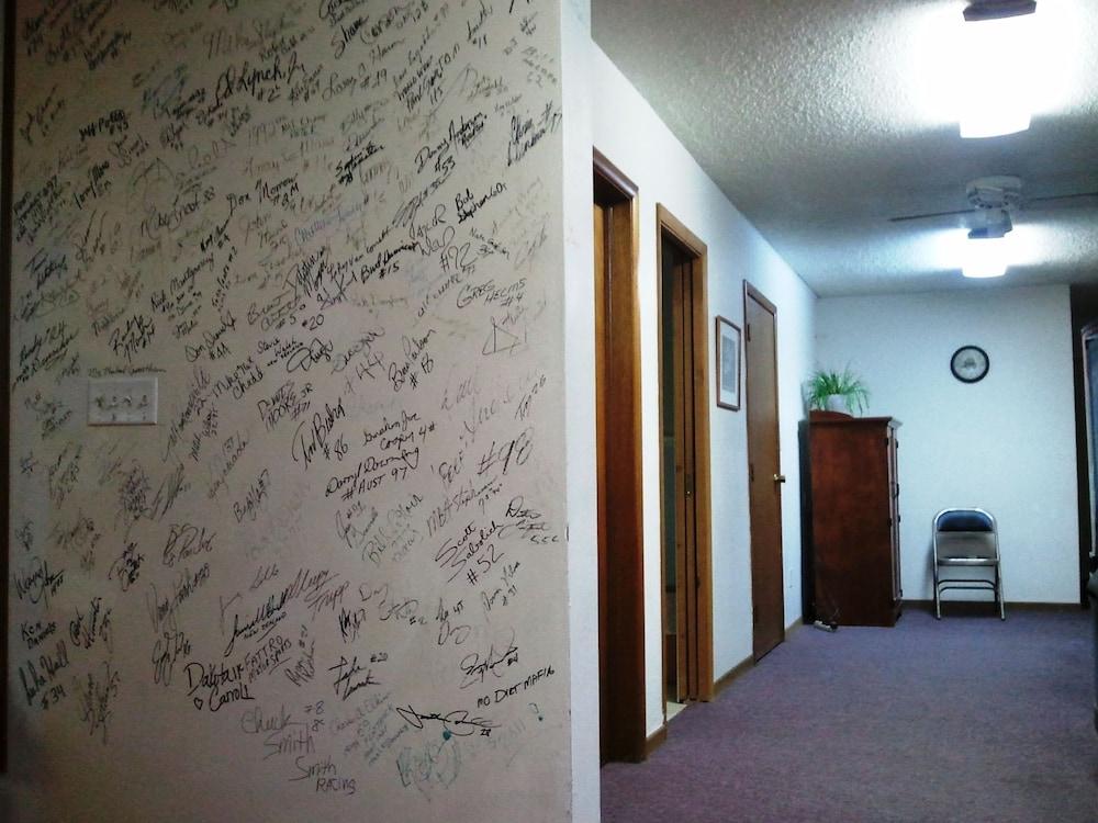 Red Carpet Motel photo 18