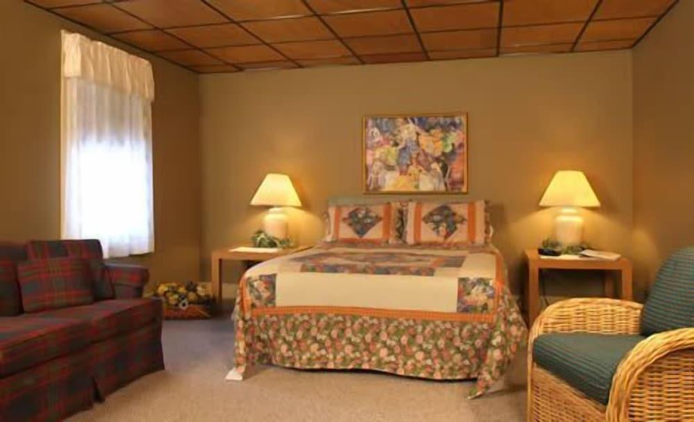 Crestmont Inn photo 25