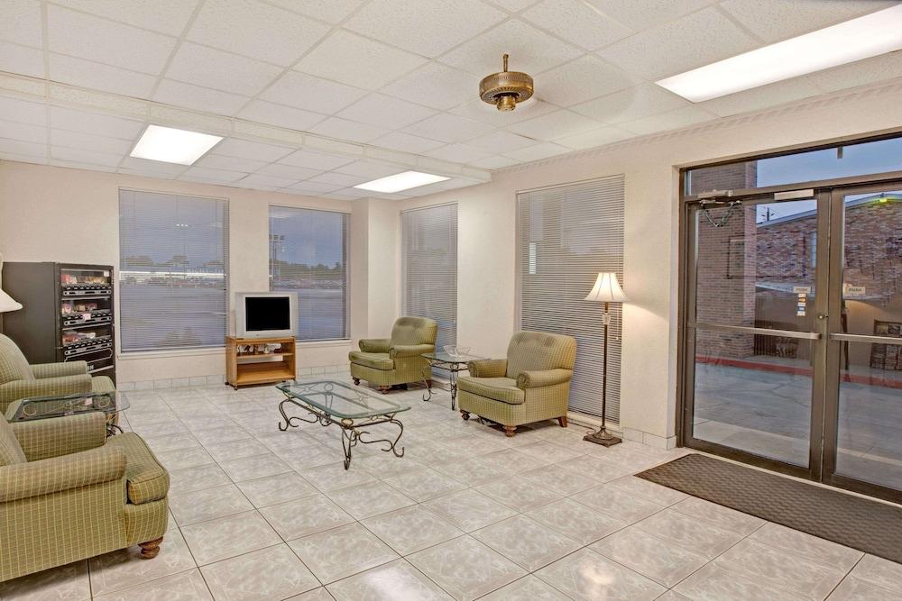 Knights Inn South Houston photo 2