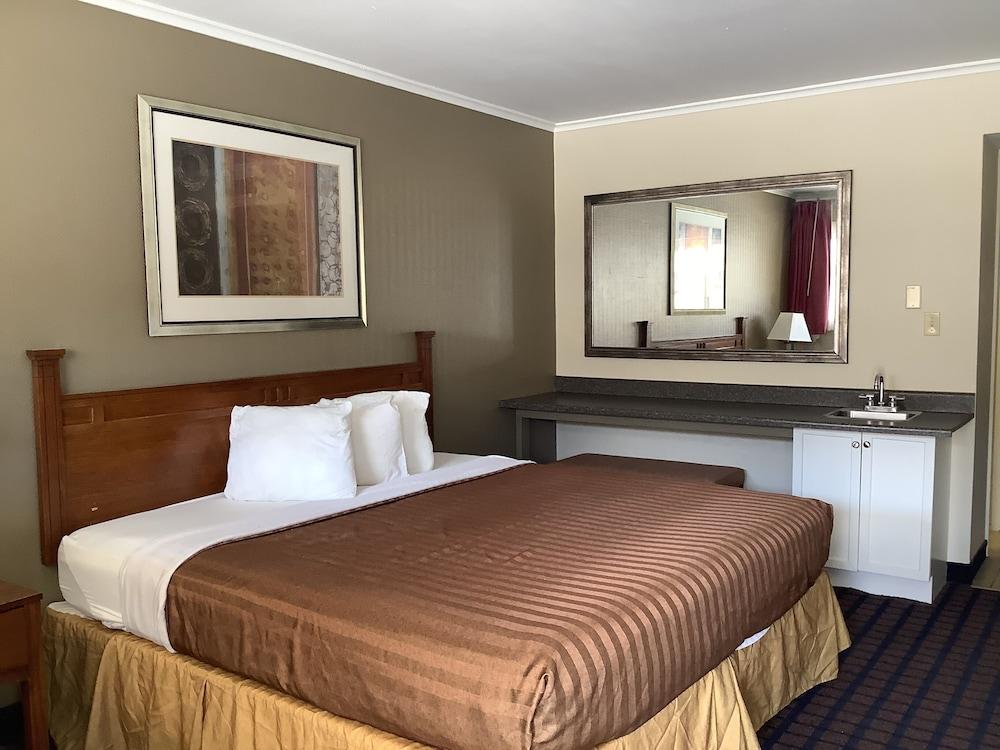 Silver Spur Vintage Inn & Suites photo 13