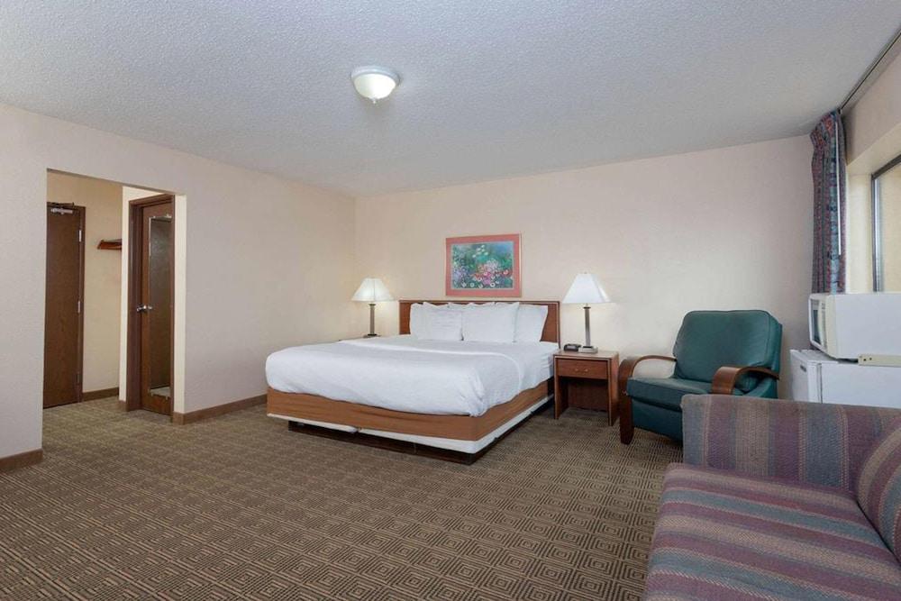 Norwood Inn & Suites by BlissPoint Post Rd Indianapolis photo 10