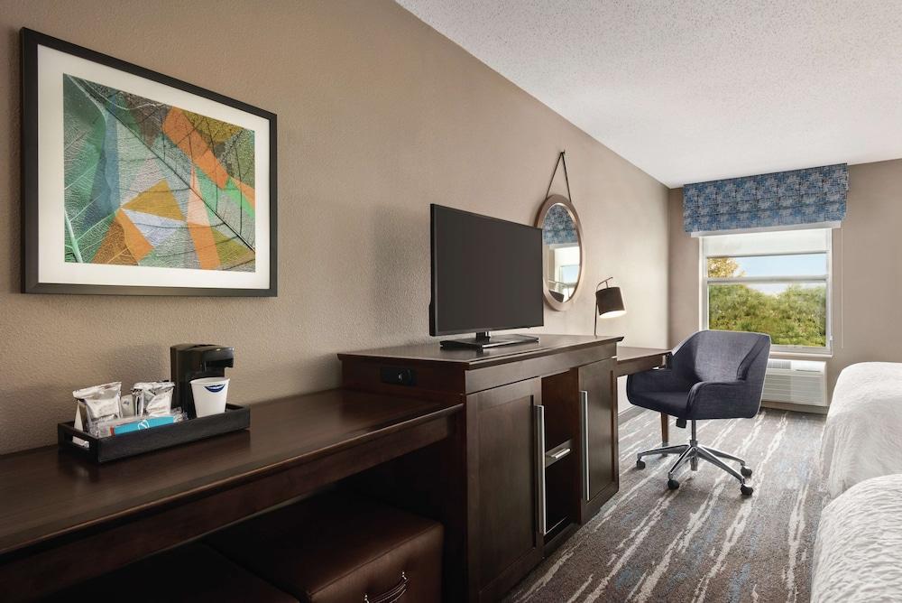 Hampton Inn & Suites Ft. Wayne-North photo 14