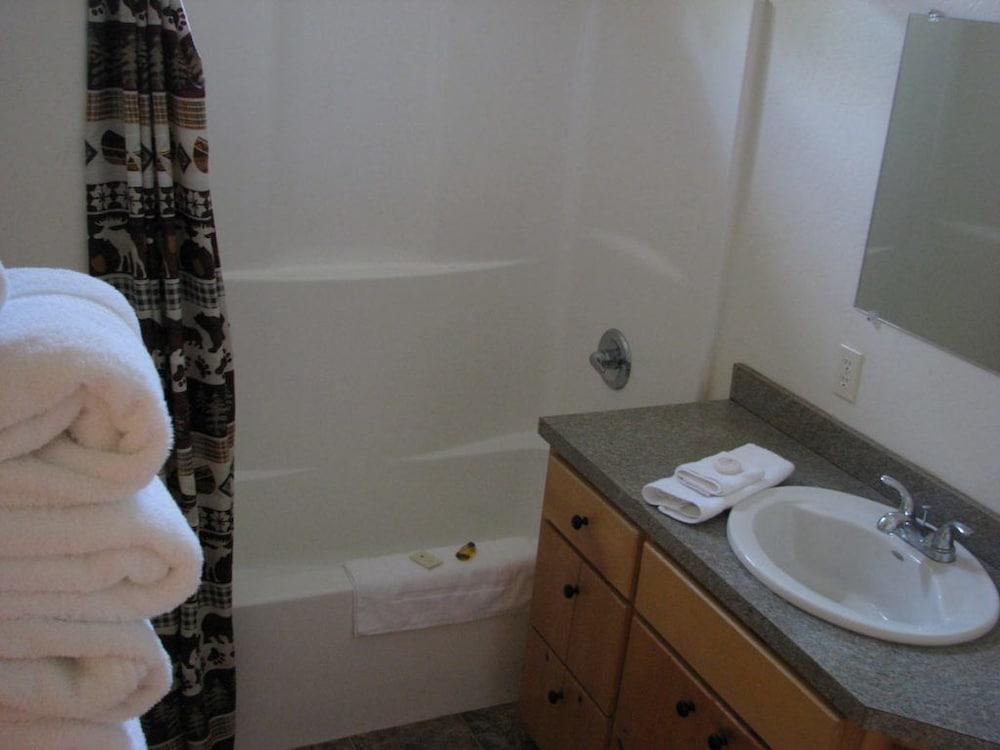 Evergreen Motel photo 27
