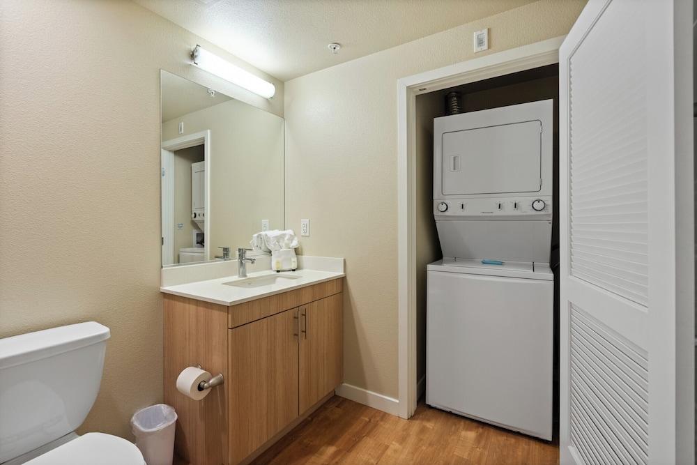 Global Luxury Suites at Woodbury photo 22