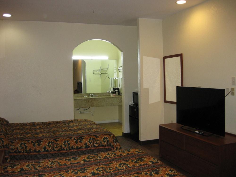 Scottish Inn and Suites photo 5