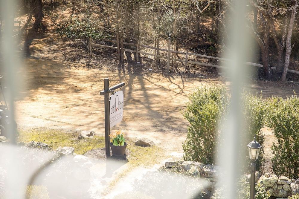 Lamberts Cove Inn photo 6