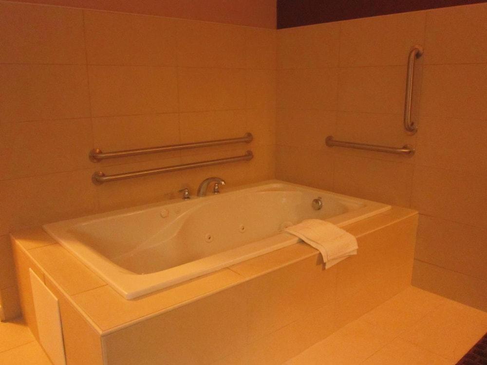 Red Carpet Inn And Suites Monmouth Jtc photo 27
