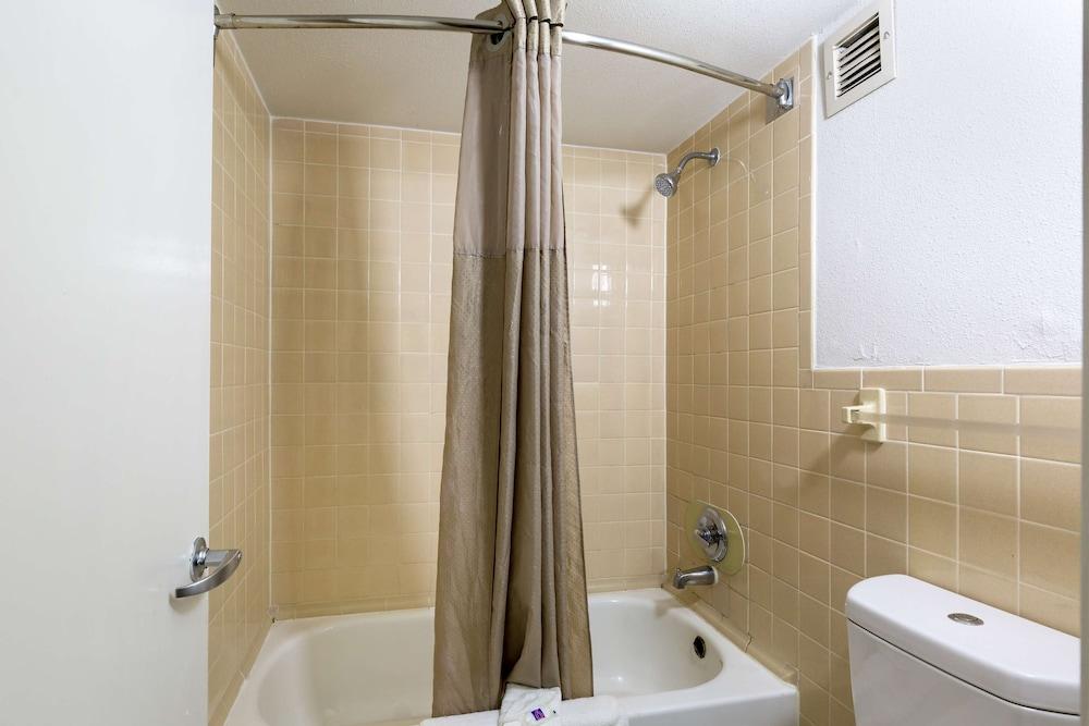 Motel 6 Houston, TX - East photo 24