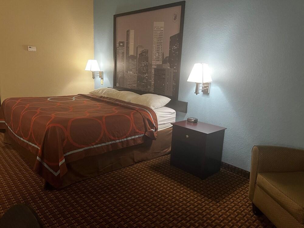 Super 8 by Wyndham IAH West/Greenspoint photo 28