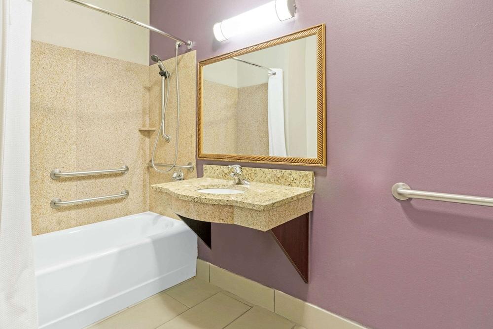 La Quinta Inn & Suites by Wyndham Oklahoma City -Yukon photo 31