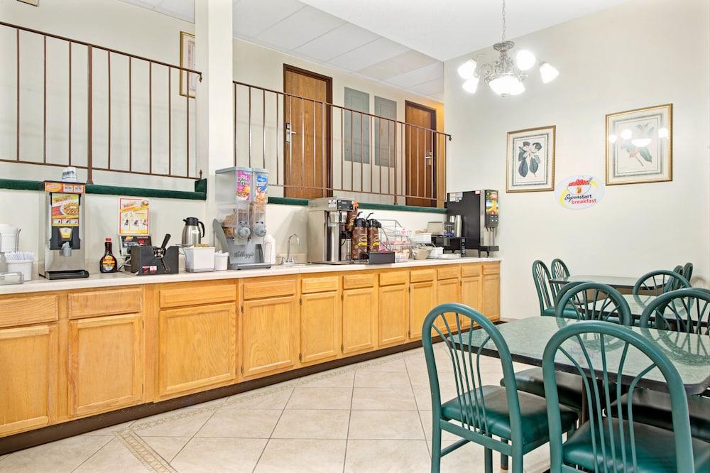 Super 8 by Wyndham Eureka/Six Flags Nearby photo 21