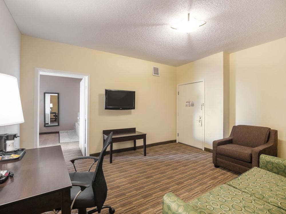 Baymont by Wyndham Houston North photo 37