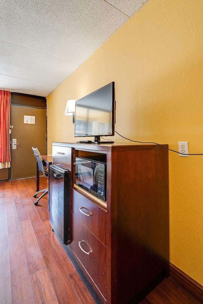 Days Inn by Wyndham Nashville Saint Thomas West Hospital photo 18