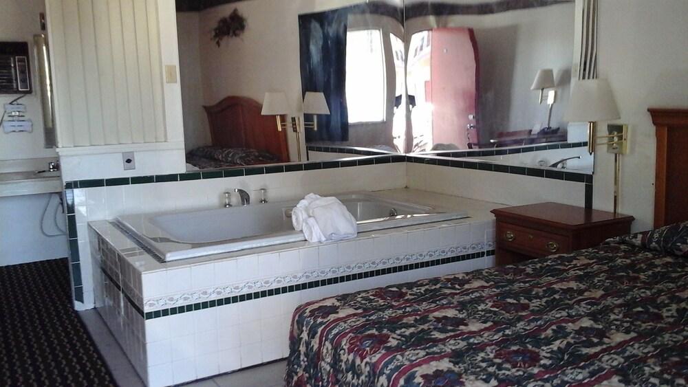 Norton Shores Inn photo 3