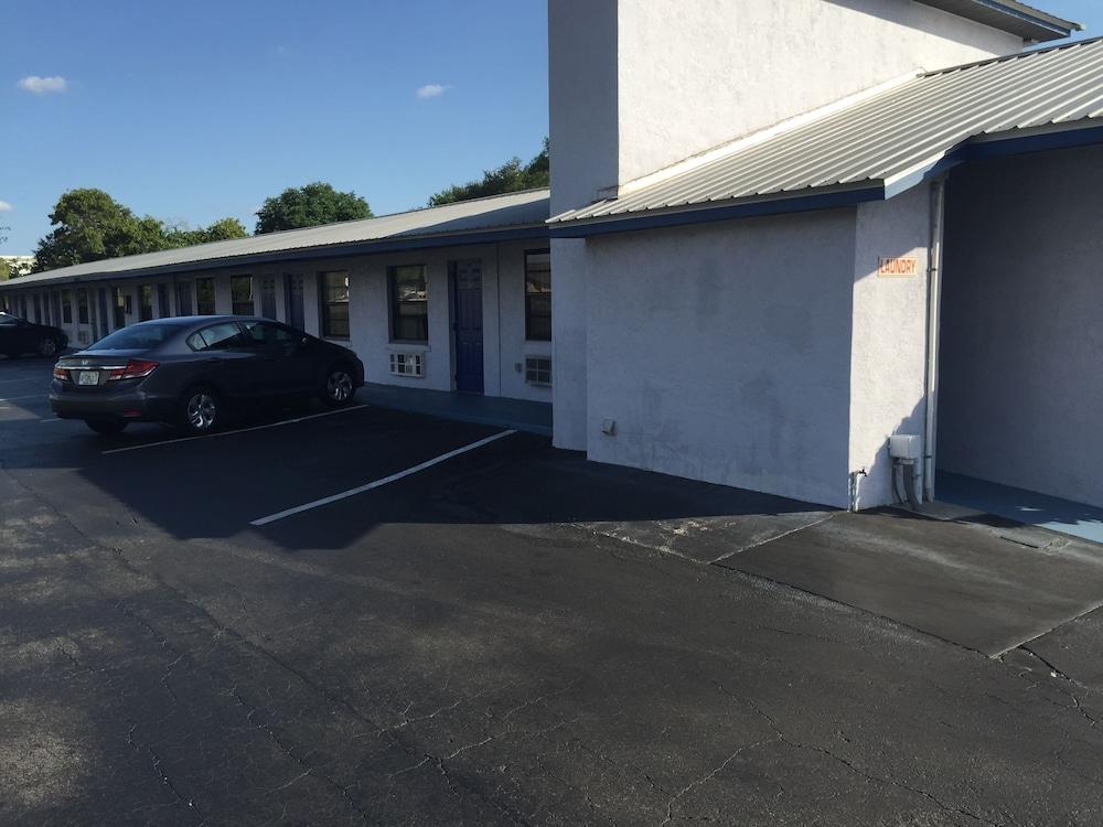 Sebring Inn photo 24