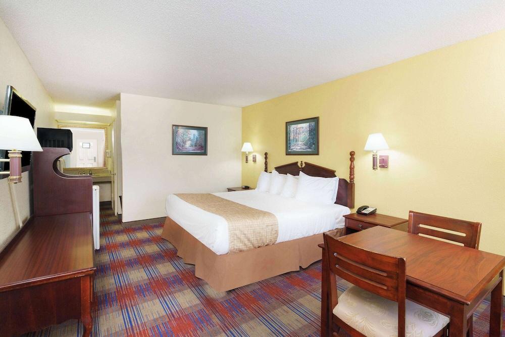 Travelodge by Wyndham Montgomery East photo 19