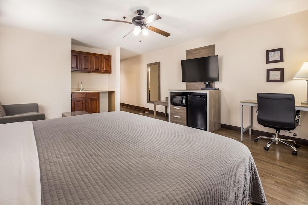 Hometown Inn photo 40