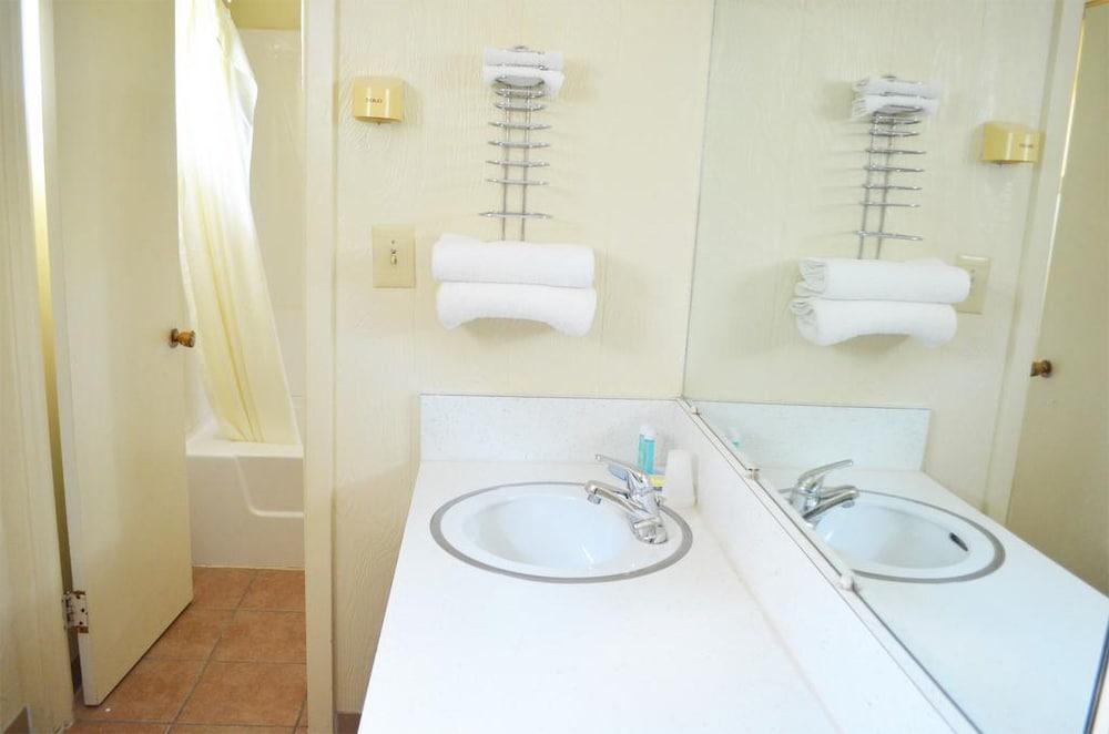 Budget Inn photo 12