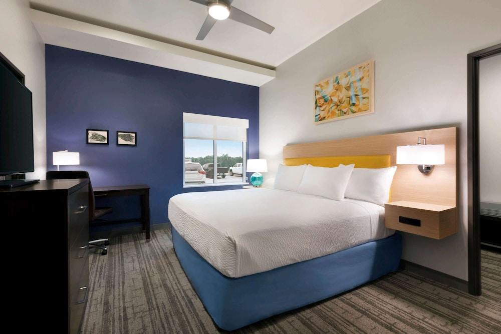 Days Inn & Suites by Wyndham Beaumont West / I-10 & Walden photo 13