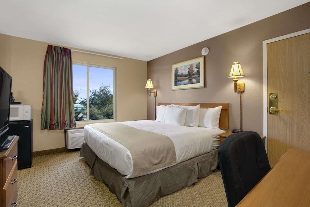 Baymont by Wyndham Jacksonville photo 13