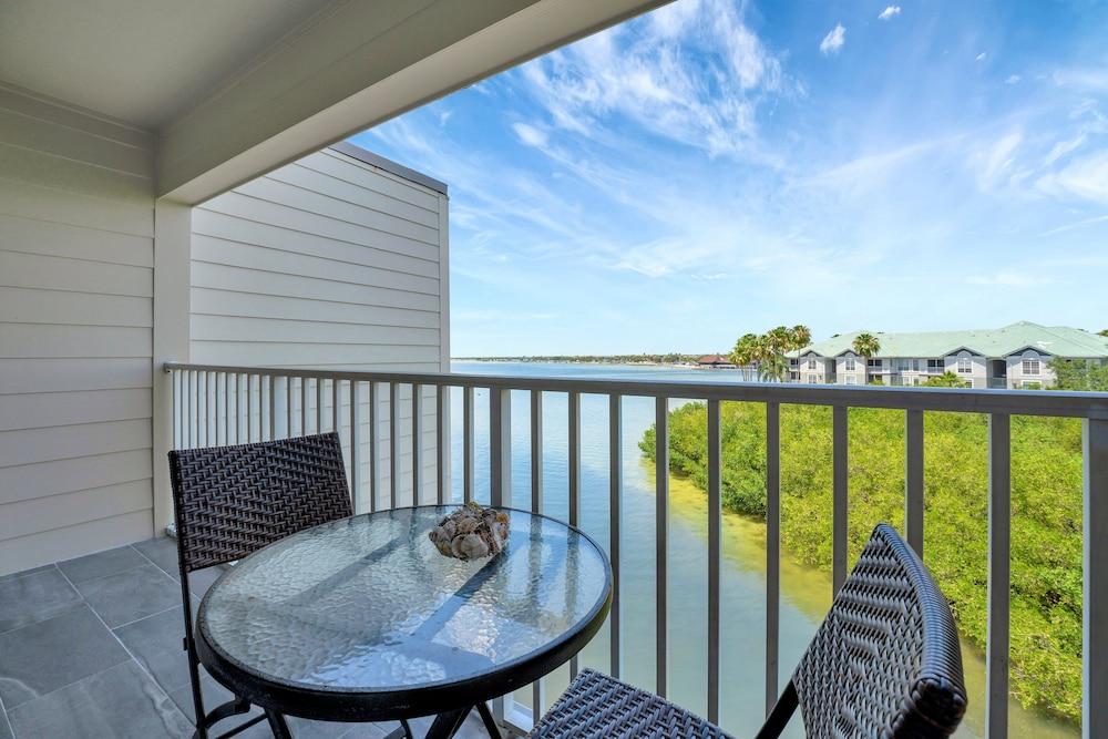 Seaside Luxury Oasis with balcony photo 39