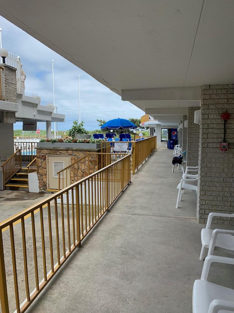 Roman Holiday Motel photo 27