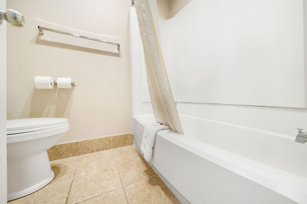 Baymont by Wyndham Muncie Near Ball State University photo 31