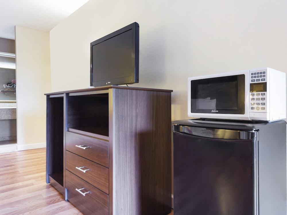 Days Inn & Suites by Wyndham Brewton photo 26