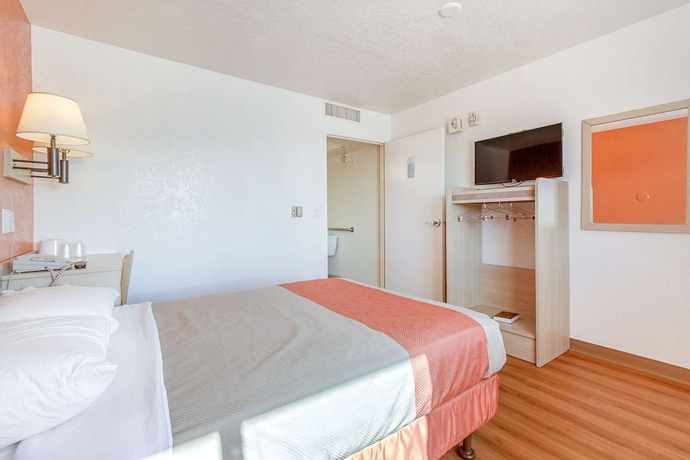Motel 6 Phoenix North - Bell Road photo 7