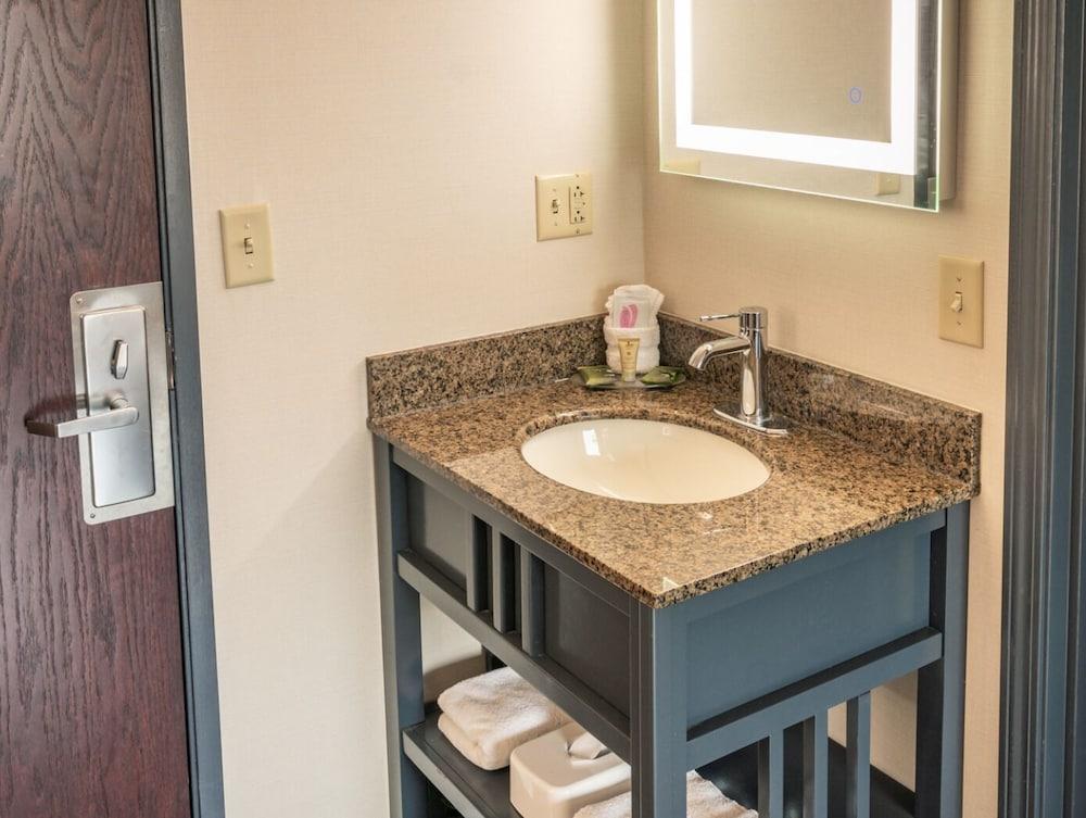 Oakfield Inn & Suites Rochester, an Ascend Collection Hotel photo 4
