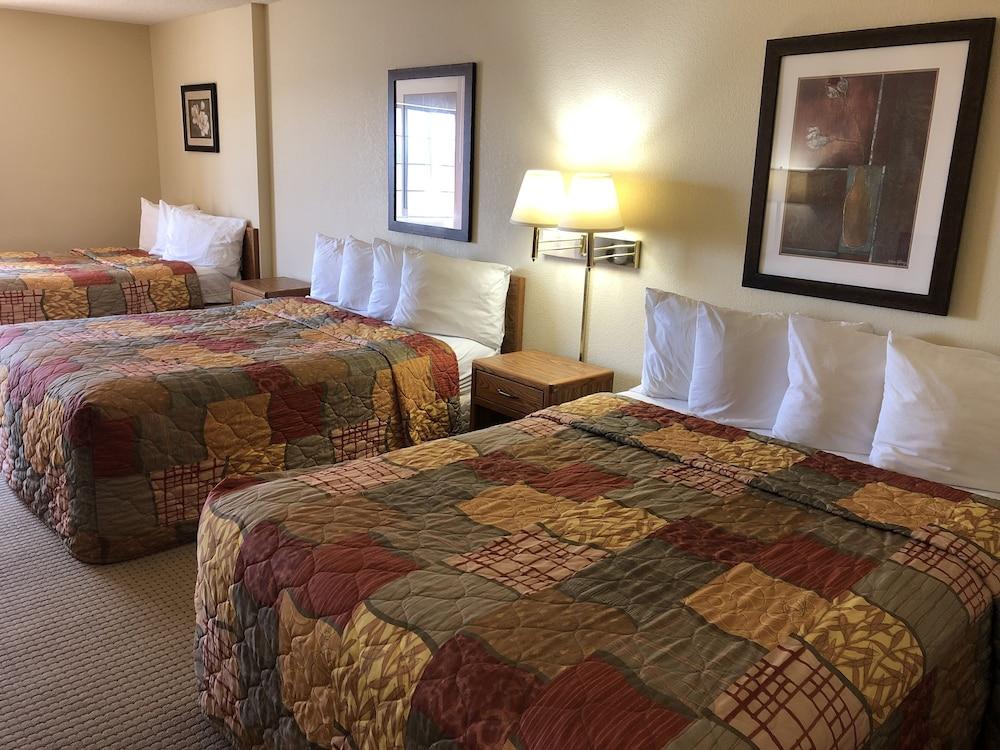 Days Inn by Wyndham Iron Mountain photo 6
