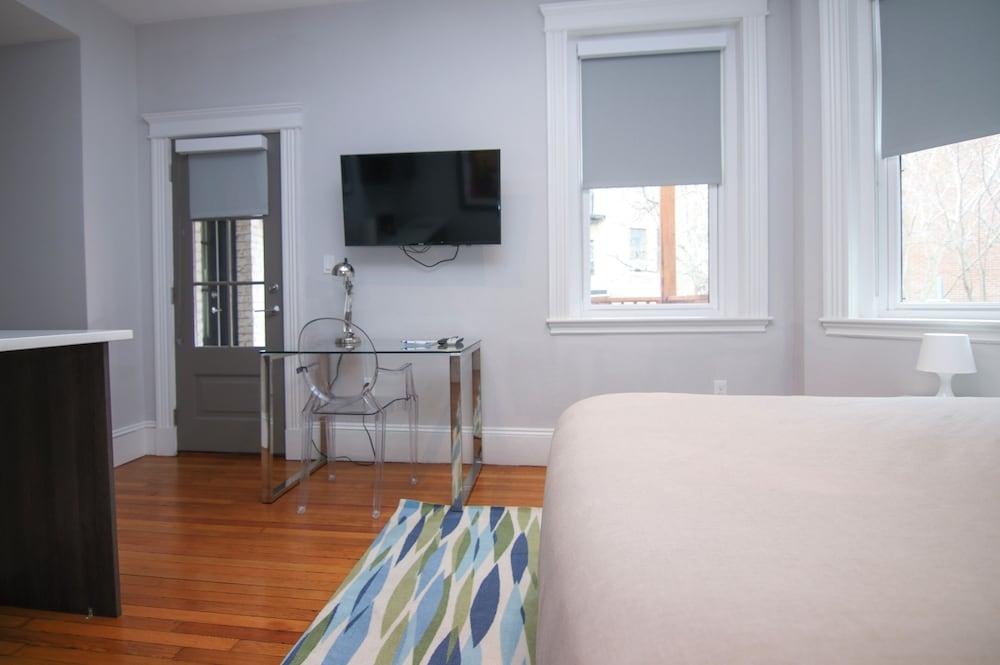 Maverick Suites at 89 Marion photo 16