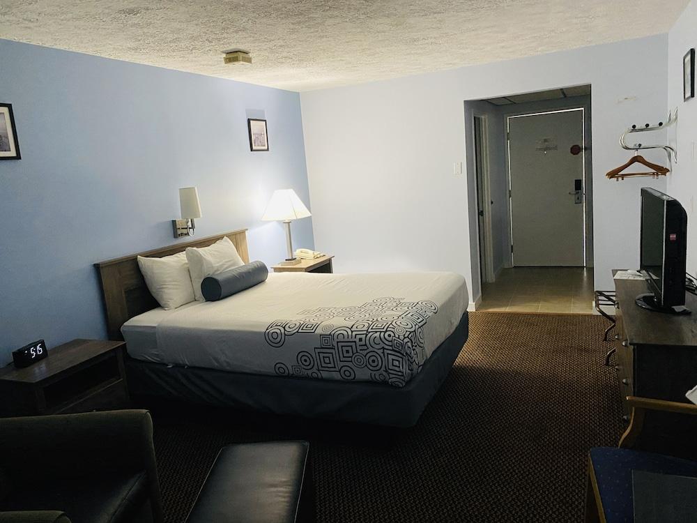 Fleetwood Inn & Suites photo 31