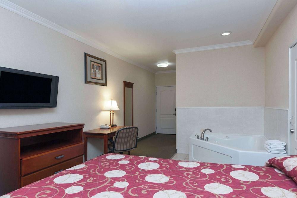 Howard Johnson by Wyndham Bakersfield photo 9