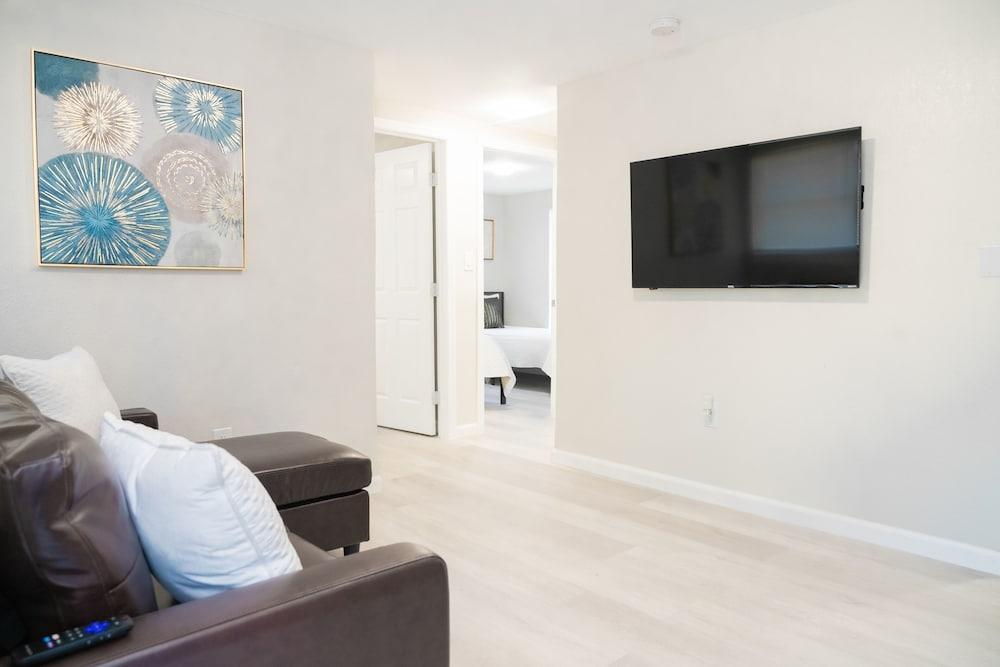 University Serenity Suites 15th photo 9