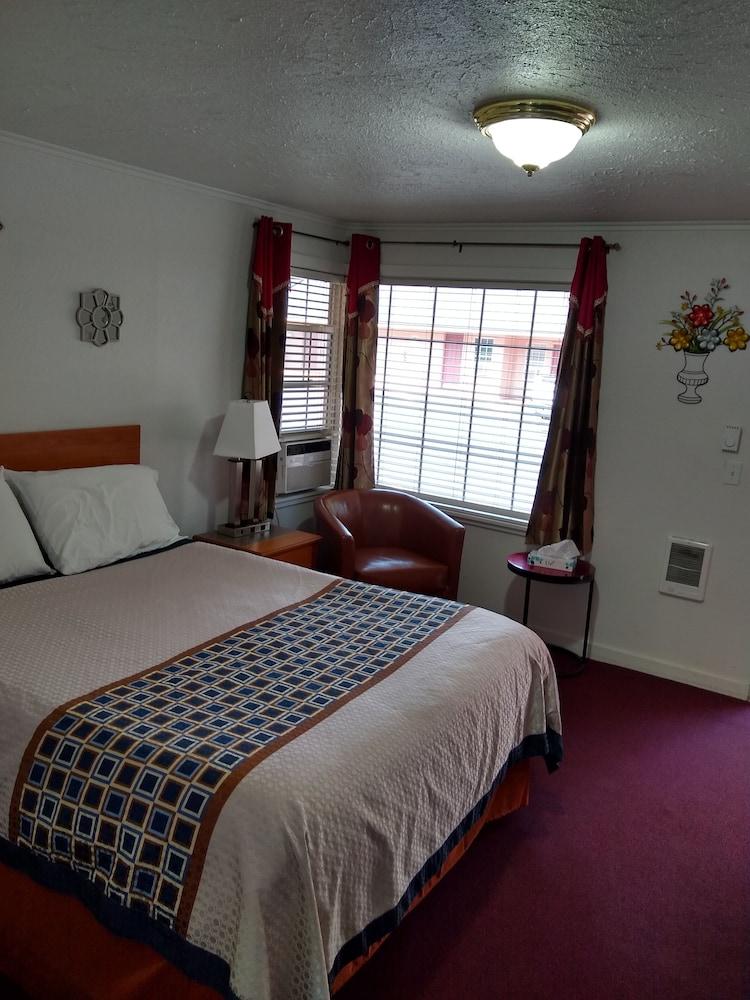 Holiday Motel photo 13