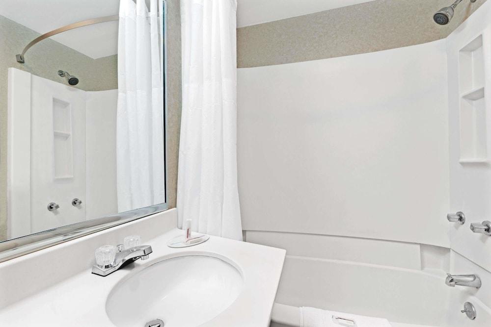 Super 8 by Wyndham Kenmore/Buffalo/Niagara Falls Area photo 10
