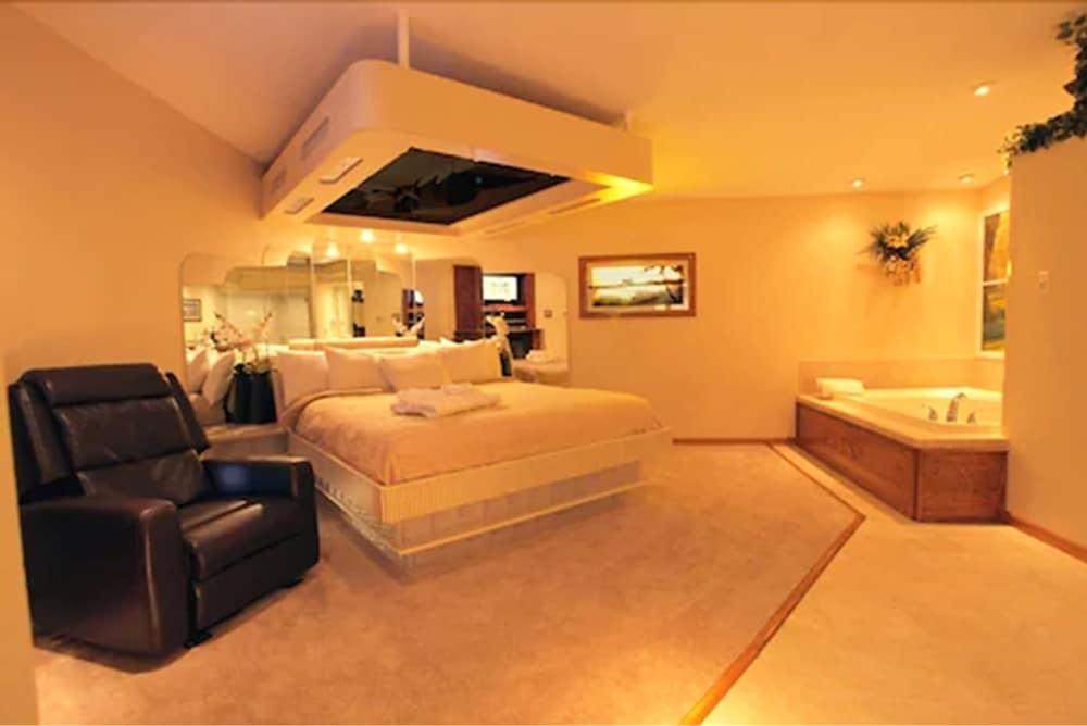 Sybaris Pool Suites Indianapolis photo 4