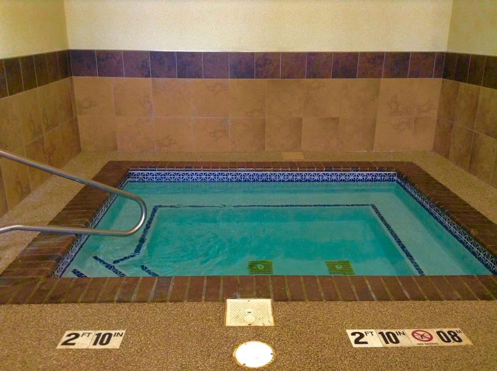 Holiday Inn Express & Suites Winner by IHG photo 23